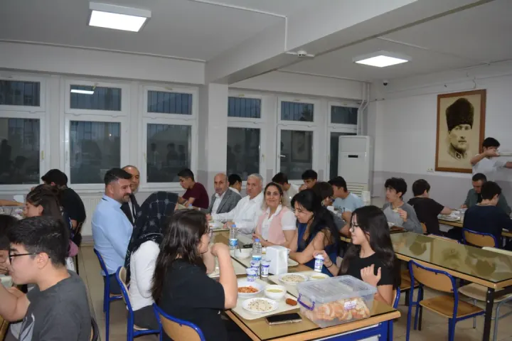 Ceyhan'ın Başarılı Öğrencilerine Kaymakam Jestı! Akşam Yemeğinde Önemli Tavsiyeler