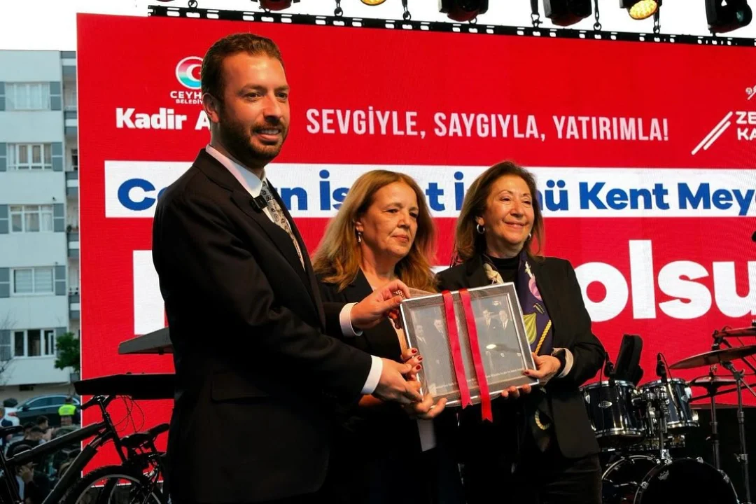 Ceyhan Belediyesi'nden Büyük Hizmet: İsmet İnönü Kent Meydanı Açıldı
