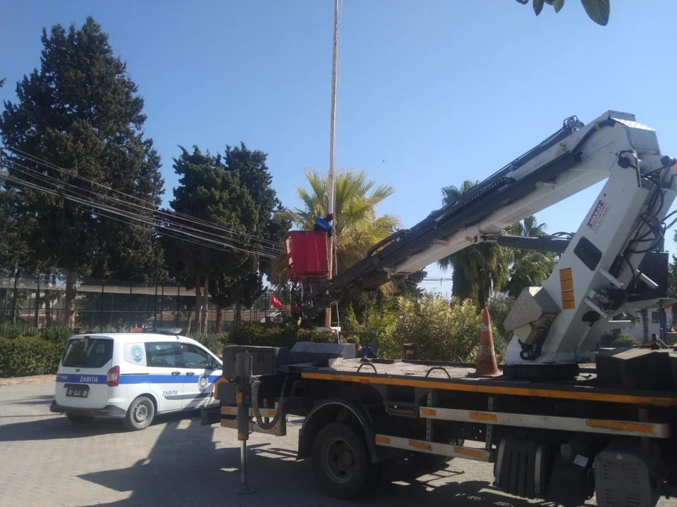 Yumurtalık’ta bayraklar yenileniyor, temizlik çalışmalarıyla ilçe pırıl pırıl oluyor
