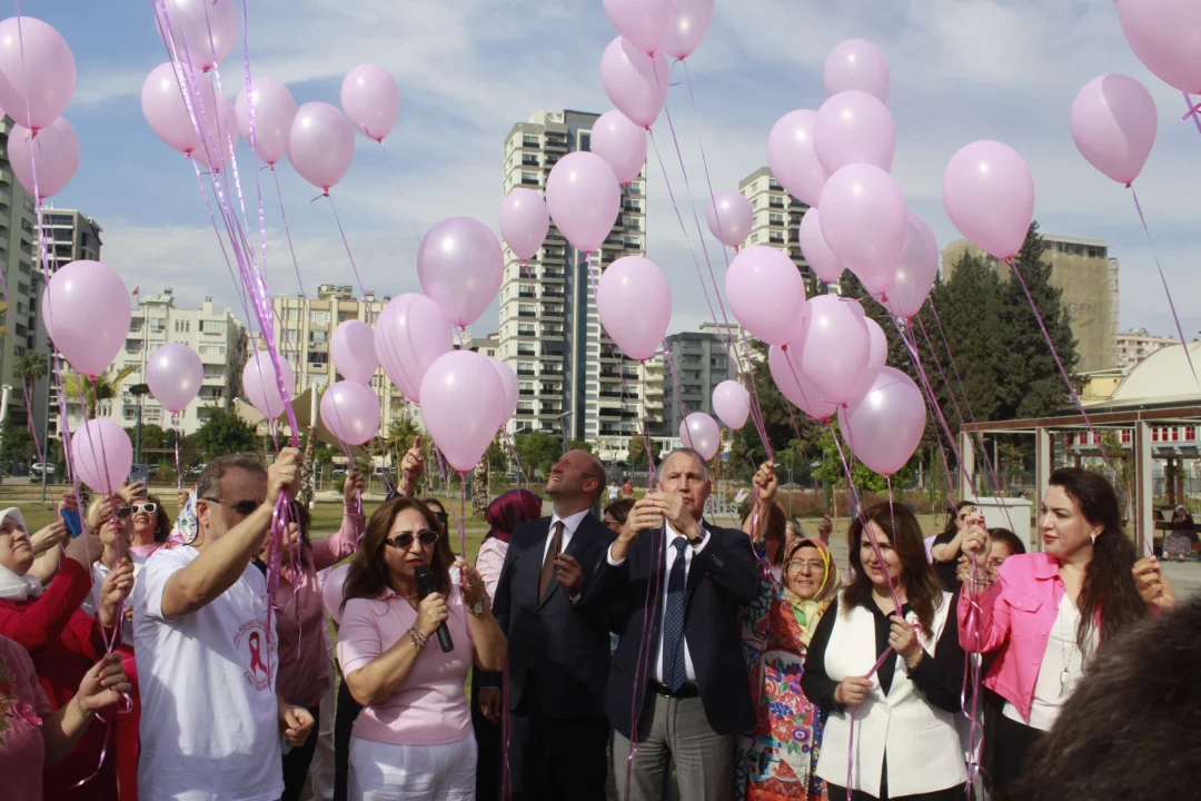Meme Kanseri Farkındalık Ayı kapsamında gökyüzü pembe balonlarla renklendi