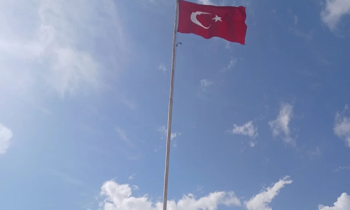 Yumurtalık Belediyesi, tüm mahallelerdeki bayrakları yeniledi