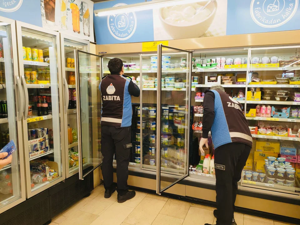 Yumurtalık’ta marketler denetleniyor, mahalle mezarlıkları düzenleniyor