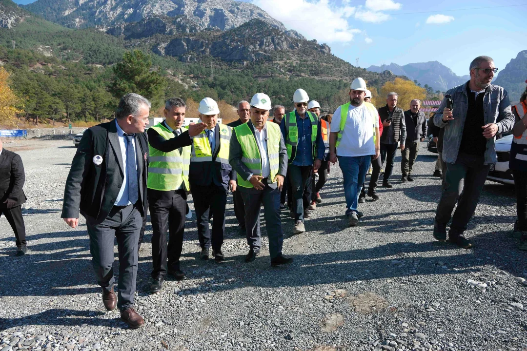 Güngör Geçer, temeli atılan Pozantı Atık Su Arıtma Tesisi’nde incelemelerde bulundu