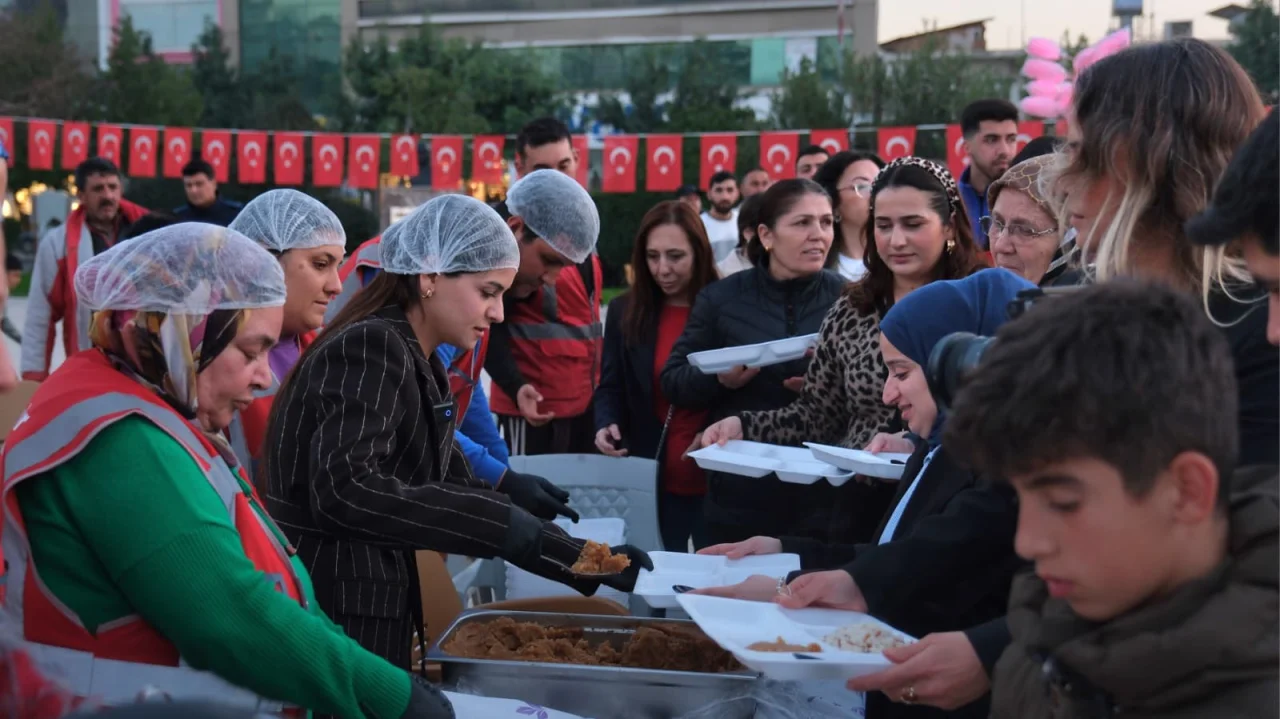 Binlerce Ceyhanlı Cumhuriyet Meydanı’nda Buluştu: Ramazan’ın Coşkusu Yaşanıyor