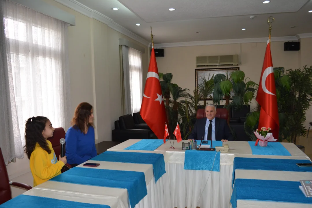 Ceyhan’da Dersimiz: Yerel Yönetimler! Kaymakam Kurtyemez Minik Misafirlerini Ağırladı