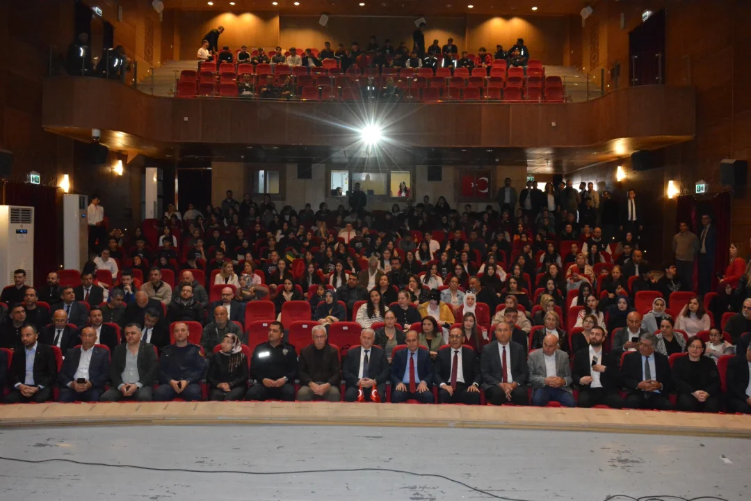 Ceyhan’da Gençlerin Mehmet Akif Sevgisi: Resim Sergisi ve Oratoryo Büyük Beğeni Topladı