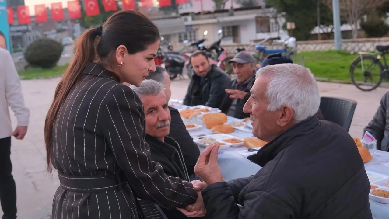 Ceyhanlılar Cumhuriyet Meydanı’nda İftarda Buluştu: Dayanışma Ruhu Canlanıyor