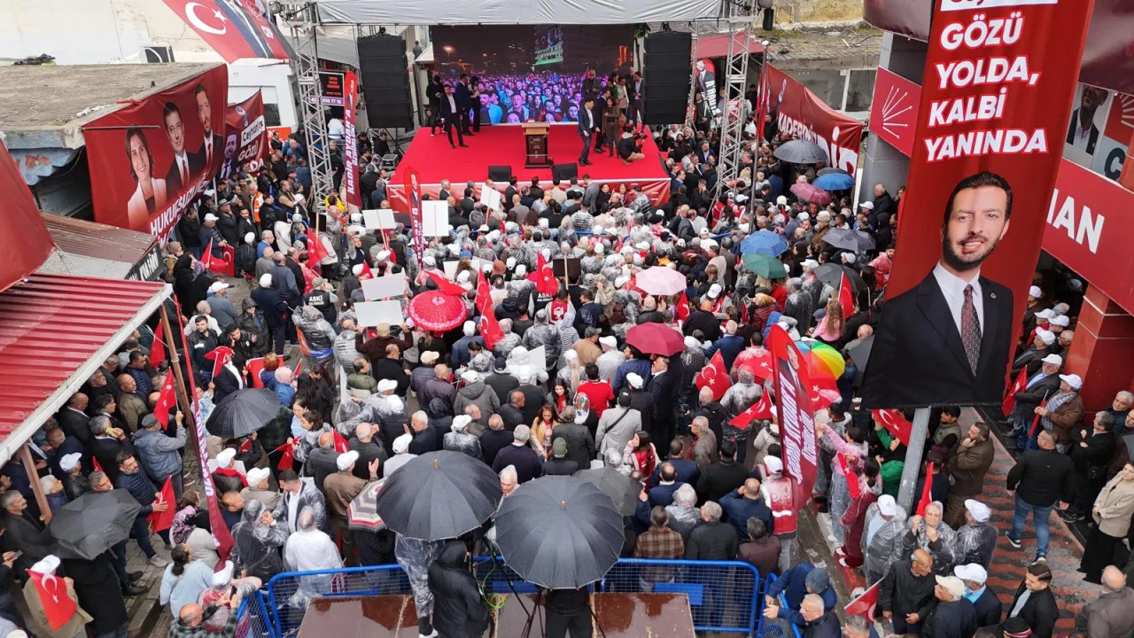 Demokrasi Mitinginde Tek Ses: