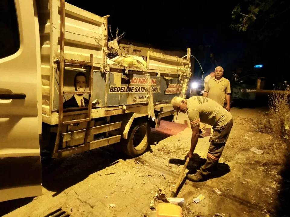 Ceyhanlılar Güne Temiz Bir Çevreyle Uyandı: Ekipler Gece Yarısı Sahadaydı