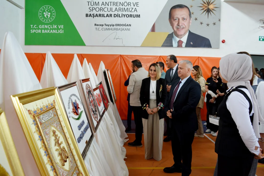 Ceyhan’da Renkli Açılış: Gülden Kurtyemez Kursiyerlerin Eserlerini Yakından İnceledi