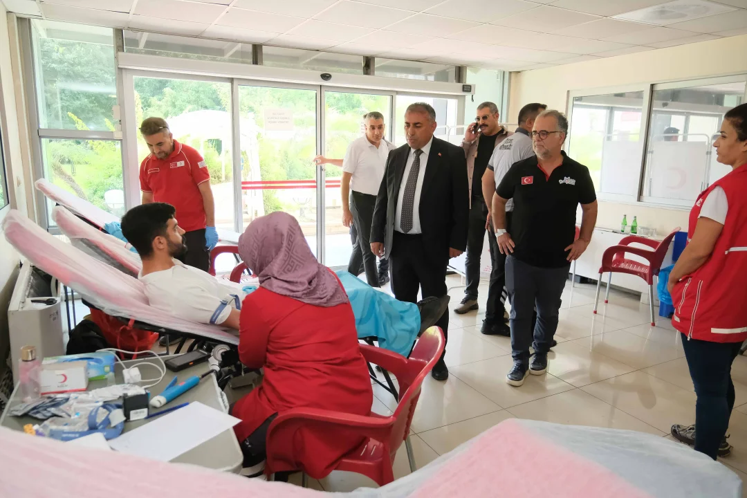 Kızılay ve Adana Büyükşehir Belediyesi Gönüllü Bağışçılık Bilinci İçin Sahada