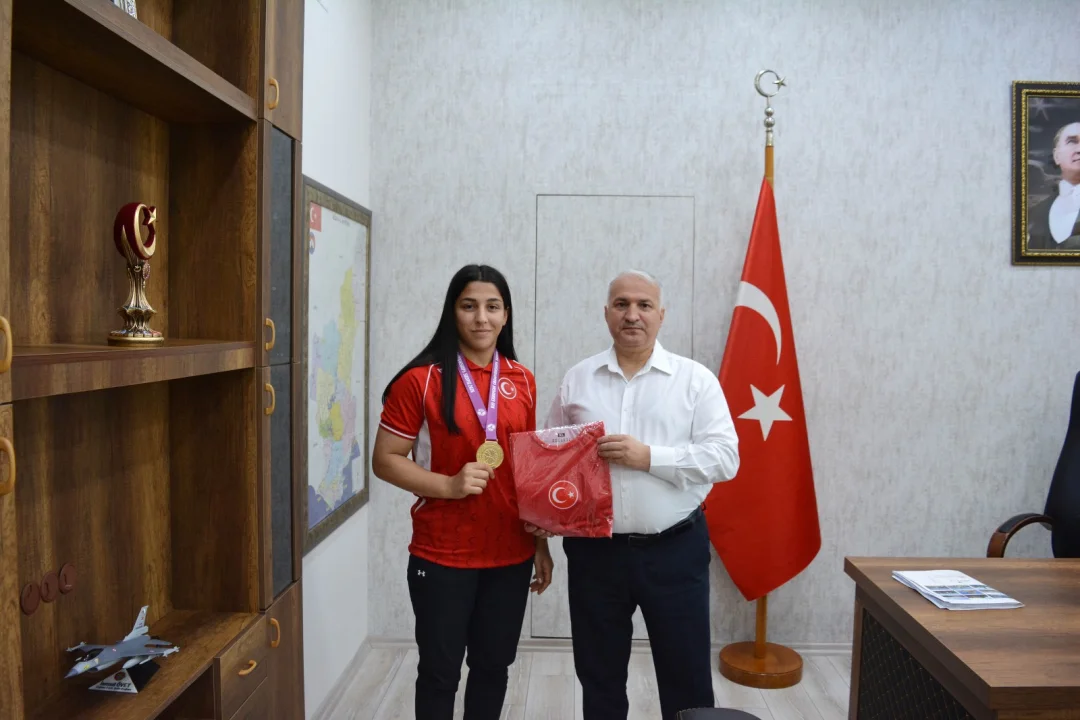 Üsküp Fatihi Elif Şevval Kurt’a Ceyhan’da Devlet Övüncü: Kaymakam Kurtyemez’den Anlamlı Kabul