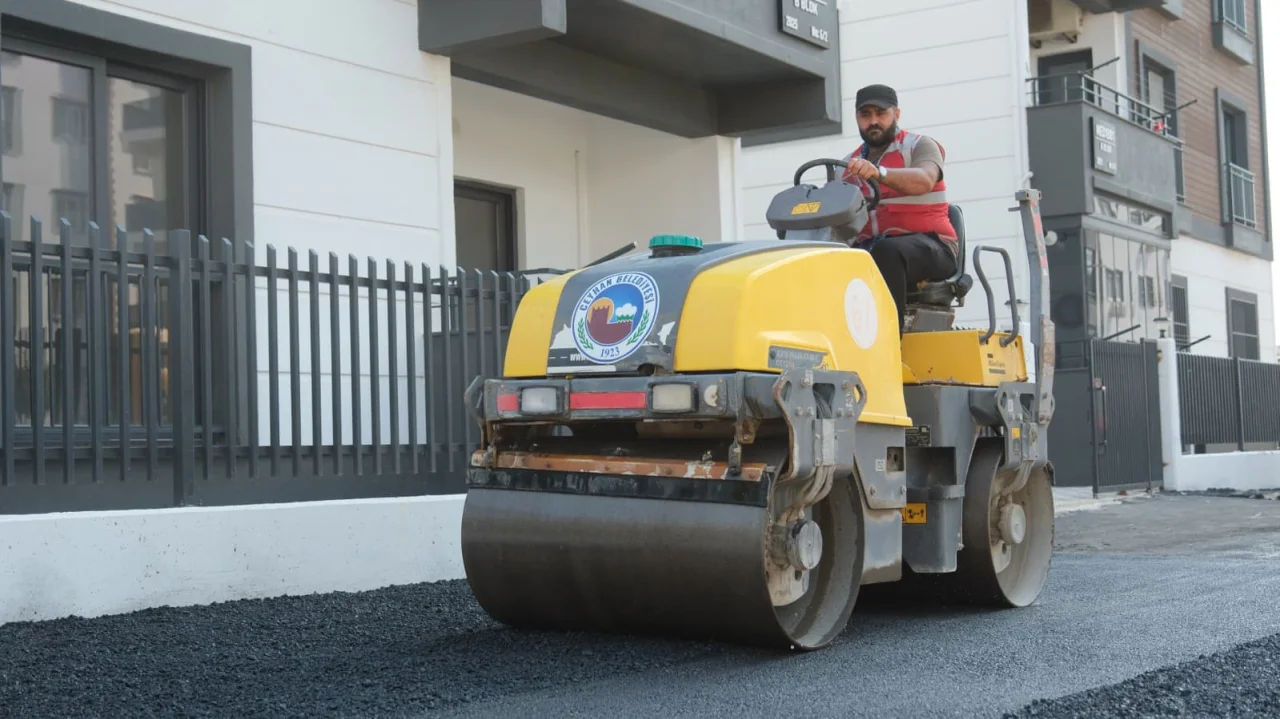 Ceyhan’ın Yollarına Modern Dokunuş: Fen İşleri Ekipleri Çalışmalarına Devam Ediyor