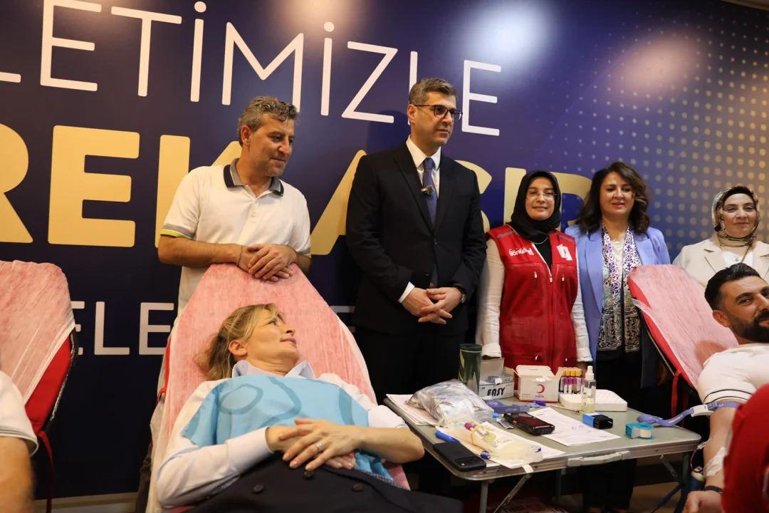 Kızılay Adana İl Başkanı Ahmet Çolak Ve AK Parti Teşkilatı Kan Bağışında Buluştu