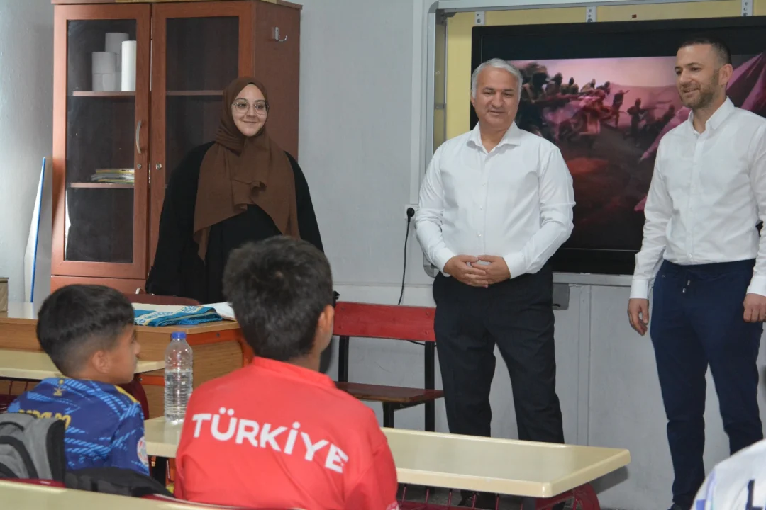 Ceyhan Kaymakamı Ramazan Kurtyemez Yaz Okulu Kapanışında Öğrencilerle Buluştu