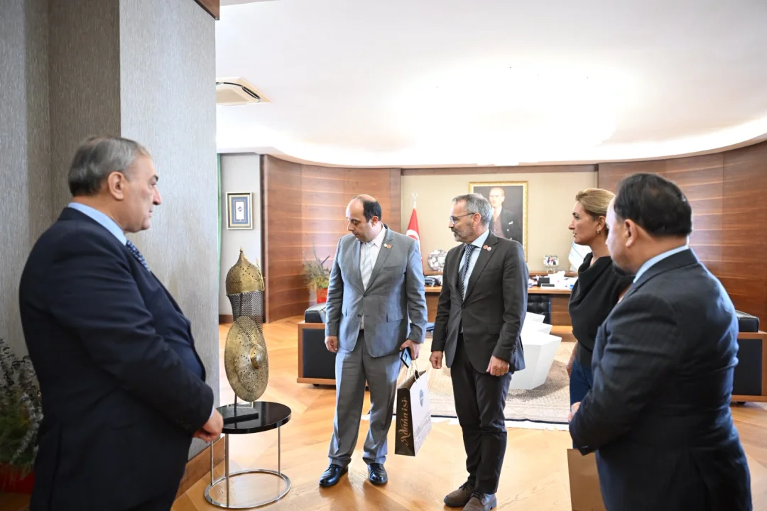 Sarıçam’da Dünya Ev Sahipliği: Yabancı Akademisyenlerden Başkan Uludağ’a Ziyaret