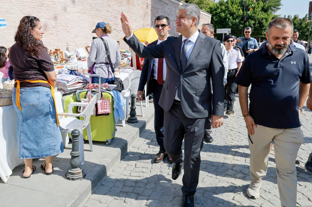 Büyük Saat Sokağı Yayalaştırıldı, Esnaf Memnun Kaldı